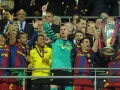 Piłkarze Barcelony świętują zdobycie Ligi Mistrzów. To ich trzeci taki tytuł, co pokazuje, ile Barcelona ma Ligi Mistrzów.