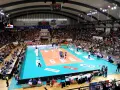 Widownia kibicuje podczas meczu siatkówki ZAKSA. Pełna hala, zawodnicy na boisku, emocje sięgają zenitu.