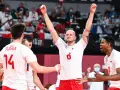 Siatkarze w białych strojach świętują zwycięstwo. Jeden z nich, z numerem 6, unosi ręce w geście triumfu. To kluczowy moment, być może decydujący o wygranej w piątym secie w meczu siatkarskim.