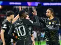 Piłkarze PSG świętują bramkę. Ousmane Dembélé z numerem 10 na plecach, Nuno Mendes i inni cieszą się po udanej akcji. Jaki dziś mecz piłki nożnej!