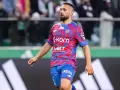 Piłkarz Rakowa Częstochowa w barwach klubowych, gotowy do gry przeciwko Cracovii.