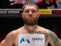 Zacięty wojownik MMA, do złudzenia przypominający Don Diego, z charakterystyczną brodą i warkoczykami, gotowy do walki.