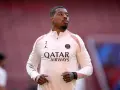 Piłkarz PSG, Kimpembe, w beżowej bluzie z logo Qatar Airways i numerem 3.