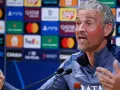 Luis Enrique, trener PSG, z pasją opowiada o tym, kto wygra Ligę Mistrzów, gestykulując przed mikrofonami.