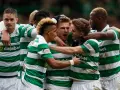 Piłkarze z Glasgow w zielono-białych pasiakach świętują bramkę. Radość i euforia na twarzach zawodników.