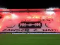 Oprawa kibiców Legii: "Żyleta jest zawsze z nami". Wielka płachta z żyletką i płonącymi racami.
