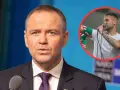 Staruch w garniturze i młody mężczyzna z tatuażami i szalikiem w tle.
