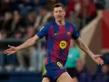 Piłkarz Robert Lewandowski w koszulce FC Barcelony z numerem 9, z rękami rozłożonymi na boki.