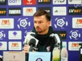 Trener rozmawia o lechia transfery. Na ścianie logo Lechii Gdańsk.