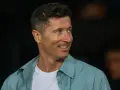 Uśmiechnięty Robert Lewandowski, zastanawiamy się, ile języków zna Robert Lewandowski, grając w międzynarodowych klubach.