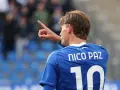 Nico Paz w niebieskiej koszulce z numerem 10, wskazujący palcem. Czy to zapowiedź przyszłych real madryt transfery?
