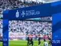 Brama z logo PKO Bank Polski Ekstraklasa na tle stadionu i kibiców. Sezon 25/26.
