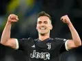 Piłkarz Juventusu, Wojciech Szczęsny, cieszy się ze zwycięstwa. Fani zastanawiają się, ile zarabia Milik, gdy widzą jego sukcesy.