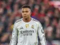Kylian Mbappé w białej koszulce Realu Madryt. Zastanawiasz się, ile Mbappé zarabia na minutę?