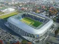 Nowy stadion Ruchu Chorzów w pełnej krasie, z trybunami, boiskiem i parkingiem.