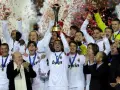 Piłkarze Milanu świętują zdobycie pucharu. To ich siódmy triumf, co odpowiada na pytanie, ile razy AC Milan wygrał Ligę Mistrzów.