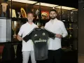 Nowy bramkarz Legii, w otoczeniu trofeów, prezentuje nowy strój.