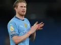 Kevin De Bruyne w błękitnej koszulce Manchesteru City klaszcze, wyrażając uznanie dla kibiców.