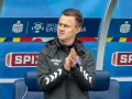 Trener Motoru Lublin, który pokaże ekstraklasę, z dłońmi złożonymi w geście nadziei.