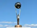 Trofeum dla mistrza polski ekstraklasa, symbol zwycięstwa i dumy polskiej piłki nożnej.