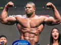 Alistair Overeem, zawodnik UFC waga ciężka, prezentuje swoją imponującą muskulaturę na ważeniu.