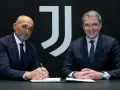 Dwóch mężczyzn w garniturach siedzi przy stole. Jeden z nich, łysy, podpisuje dokument. Za nimi logo Juventusu.