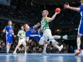 Piłkarze ręczni w akcji, widać jakie buty do piłki ręcznej są kluczowe dla przyczepności i dynamiki.