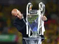 Zinedine Zidane z pucharem Ligi Mistrzów.