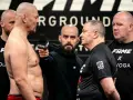 Dwóch zawodników na ważeniu przed walkami Fame MMA, z mikrofonem i ochroniarzami.
