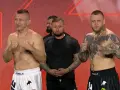 Dwóch zawodników MMA, jeden z tatuażami na klatce piersiowej, gotowych do walki. W tle stoi mężczyzna.