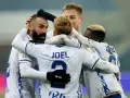 Piłkarze z Gliwic świętują bramkę, przytulając się na boisku.