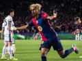 Piłkarz Barcelony z blond włosami cieszy się z bramki. Czy to oznacza, że Barcelona odpadła z Ligi Mistrzów?