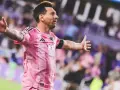 Piłkarz w różowej koszulce świętuje bramkę. To Lionel Messi, który grał w klubach takich jak FC Barcelona, PSG i Inter Miami.