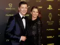 Robert i Anna Lewandowscy na gali Ballon d'Or. Ciekawe, ile zarabia Lewandowski na miesiąc, gdy tyle zarabia na boisku.
