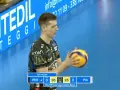 Siatkówka liga włoska: wynik meczu PER 26-25 PIA. Zawodnik z piłką, na niebieskim tle z logotypami.