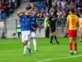 Piłkarz w niebieskiej koszulce z numerem 9 łapie się za głowę, zastanawiając się, ile meczy zostalo w ekstraklasie.