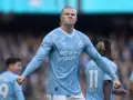 Erling Haaland, najdroższy piłkarz świata, świętuje gola w błękitnej koszulce Manchesteru City.