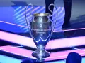Trofeum Ligi Mistrzów błyszczy, czekając na moment, kiedy losowanie ligi mistrzów wyłoni zwycięzcę.