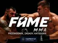 Dwóch zawodników w akcji podczas walki FAME MMA. Na pierwszym planie logo FAME MMA i tekst "Przewodnik, zasady, kategorie".