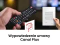 Dłoń trzymająca pilot do telewizora i dokument z tekstem. Dowiedz się, jak zrezygnować z Canal Plus.
