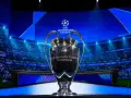 Trofeum Ligi Mistrzów błyszczy na tle stadionu, czekając na zwycięzcę kiedy liga mistrzów 2026.