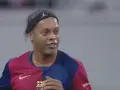 Ronaldinho w koszulce Barcelony, z opaską na głowie. Wszyscy fani zastanawiają się, czy Ronaldinho żyje, a on wciąż gra w piłkę!