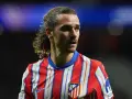 Grizman w koszulce Atletico Madryt, z charakterystyczną fryzurą, skupiony na boisku.