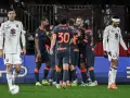 Piłkarze Interu Mediolan świętują bramkę, podczas gdy zawodnicy Torino FC patrzą zrezygnowani.