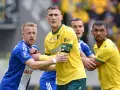 Piłkarze GKS Katowice i Wisły Płock w akcji. Zacięta walka o piłkę na boisku.
