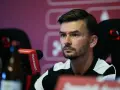 Twarz trenera Górnika Zabrze, skupionego podczas konferencji prasowej.