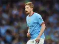 Kevin De Bruyne w błękitnej koszulce Manchesteru City, gotowy do gry. Jego obecne drużyny to właśnie The Citizens.