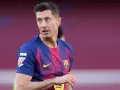Robert Lewandowski w koszulce FC Barcelony, zastanawia się, kto jest najlepszym piłkarzem na świecie.