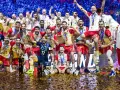 Polska drużyna siatkarzy świętuje zwycięstwo, a na ich twarzach widać radość. Ile razy Polska była mistrzem świata w siatkówce? To pytanie zadają sobie kibice.