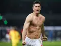 Robert Lewandowski, znany z imponującego wzrostu i sylwetki, świętuje bramkę.